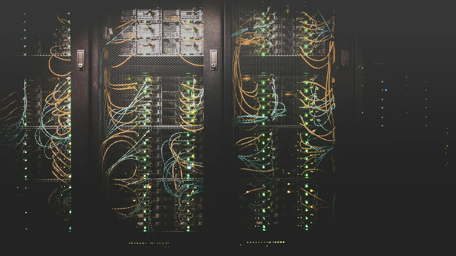 Allée de baies de serveurs dans un datacenter européen