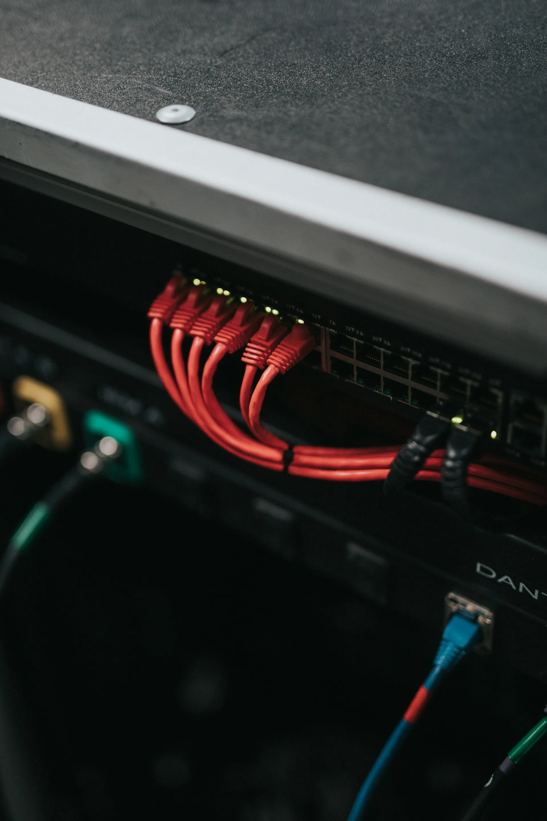Couloir lumineux entre des baies dans un datacenter européen
