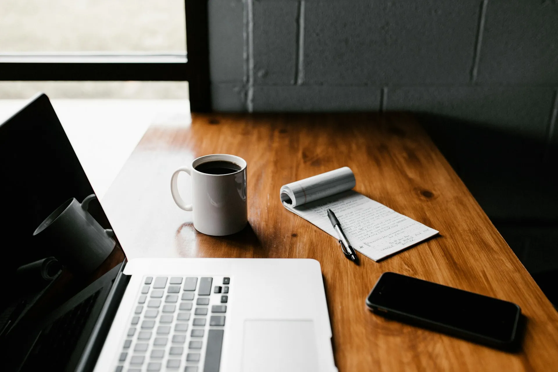 Mains tapant sur un clavier d'ordinateur portable