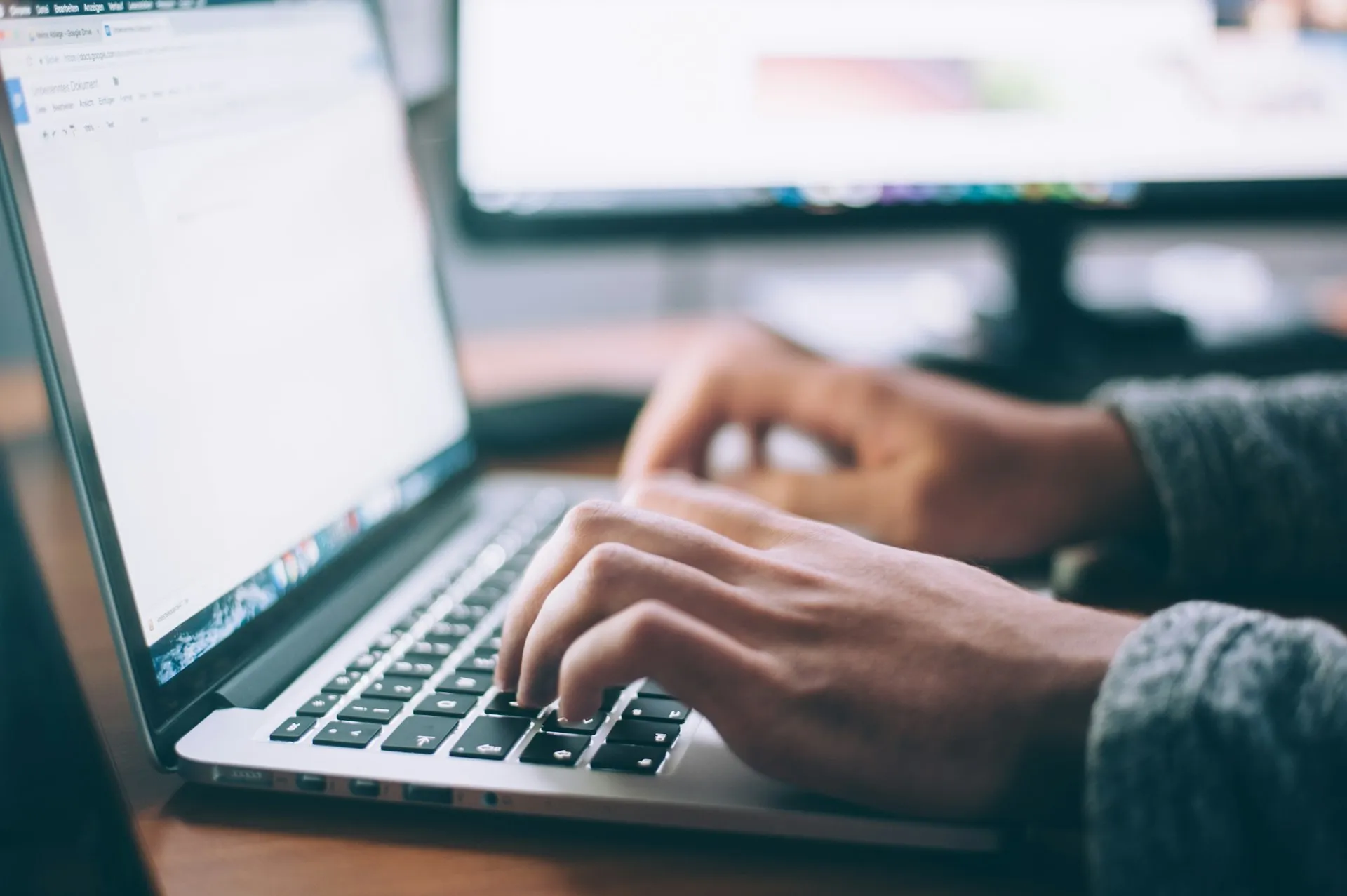 Mains tapant sur un ordinateur portable - usage quotidien d'un cloud de fichiers