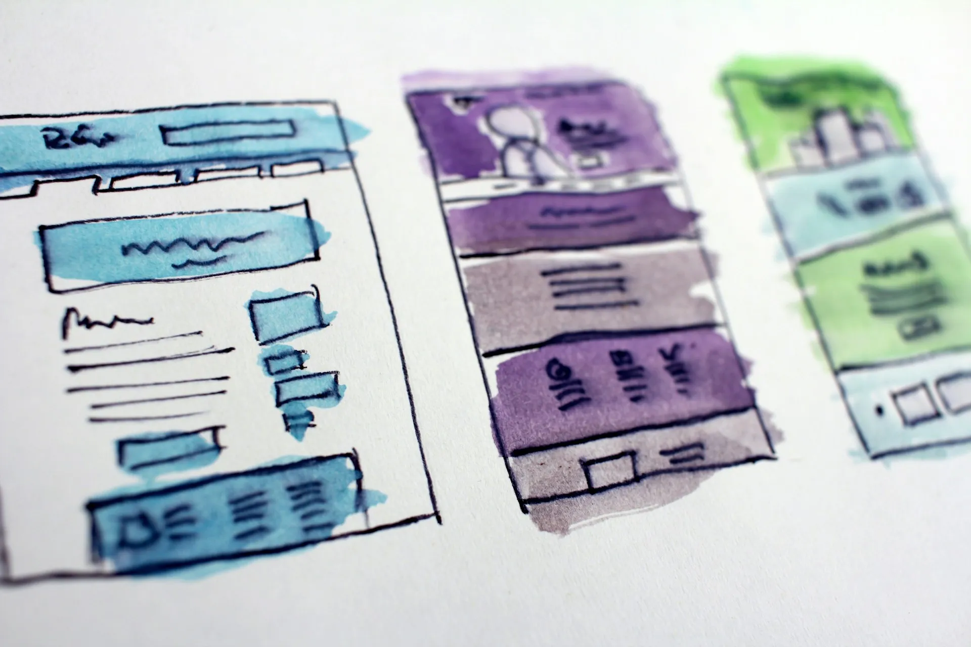 Croquis à l'aquarelle de maquettes de pages web, sur papier
