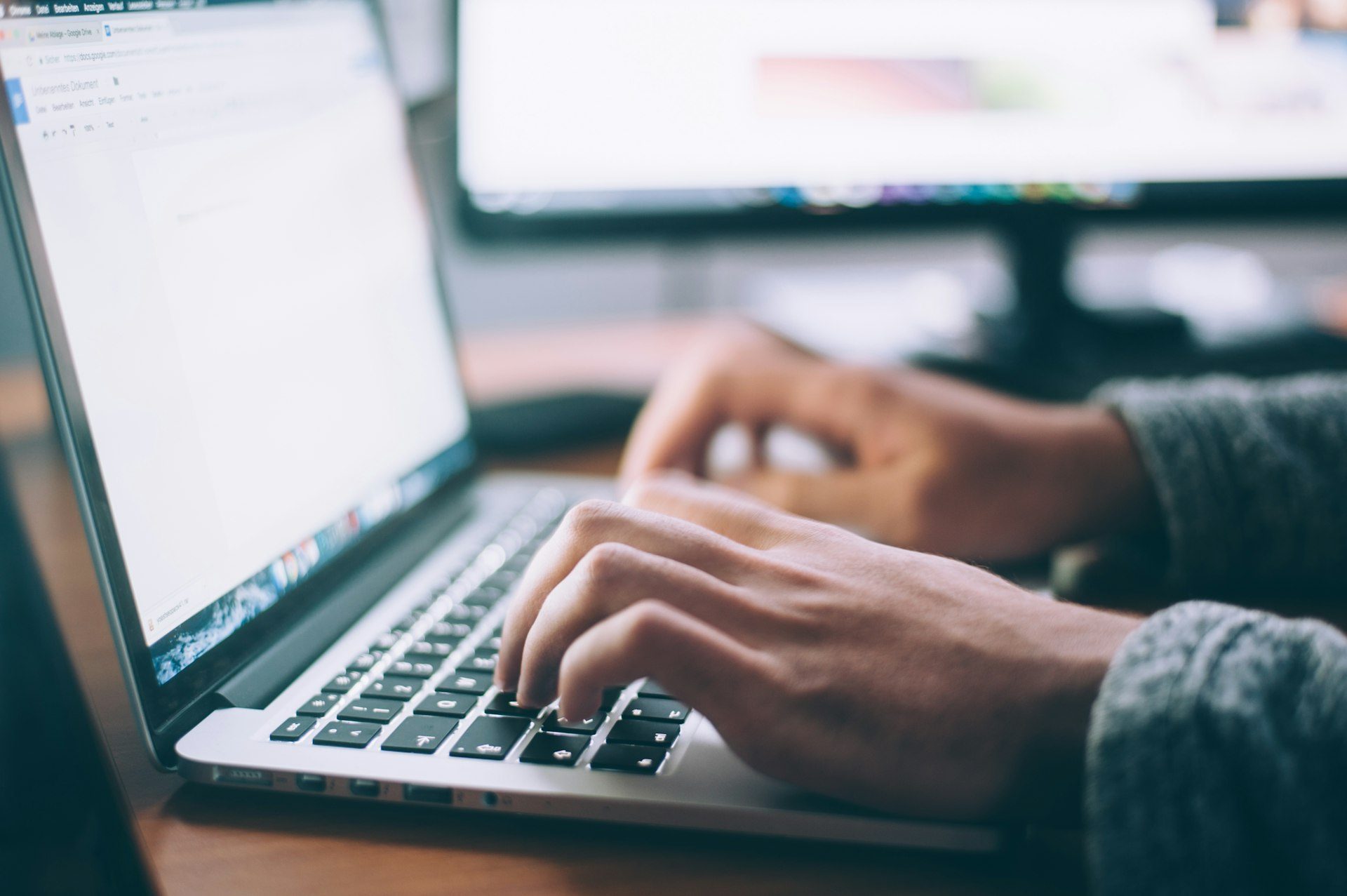 Espace de travail avec ordinateur portable - cloud de fichiers en production
