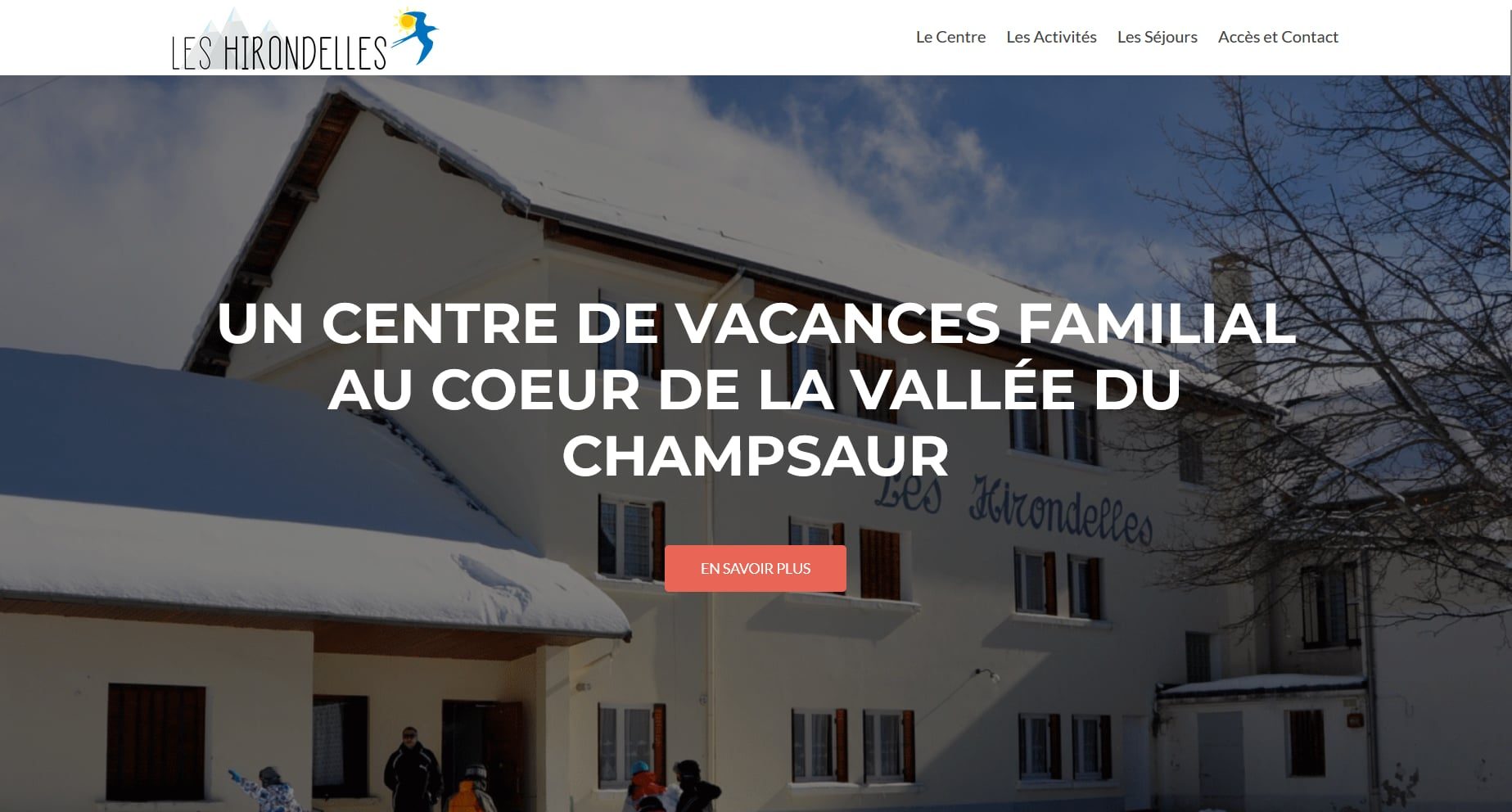 Page d'accueil du site du Centre Les Hirondelles, bâtiment du centre sous la neige