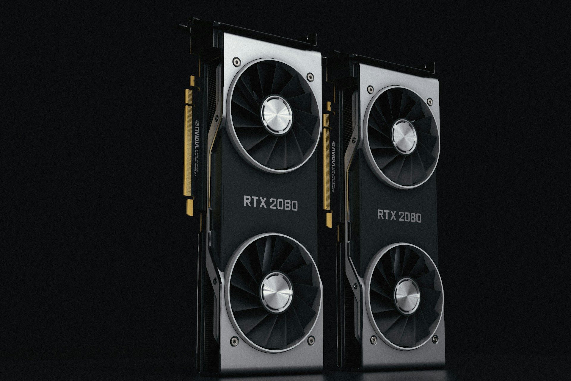 Deux cartes graphiques NVIDIA sur fond noir